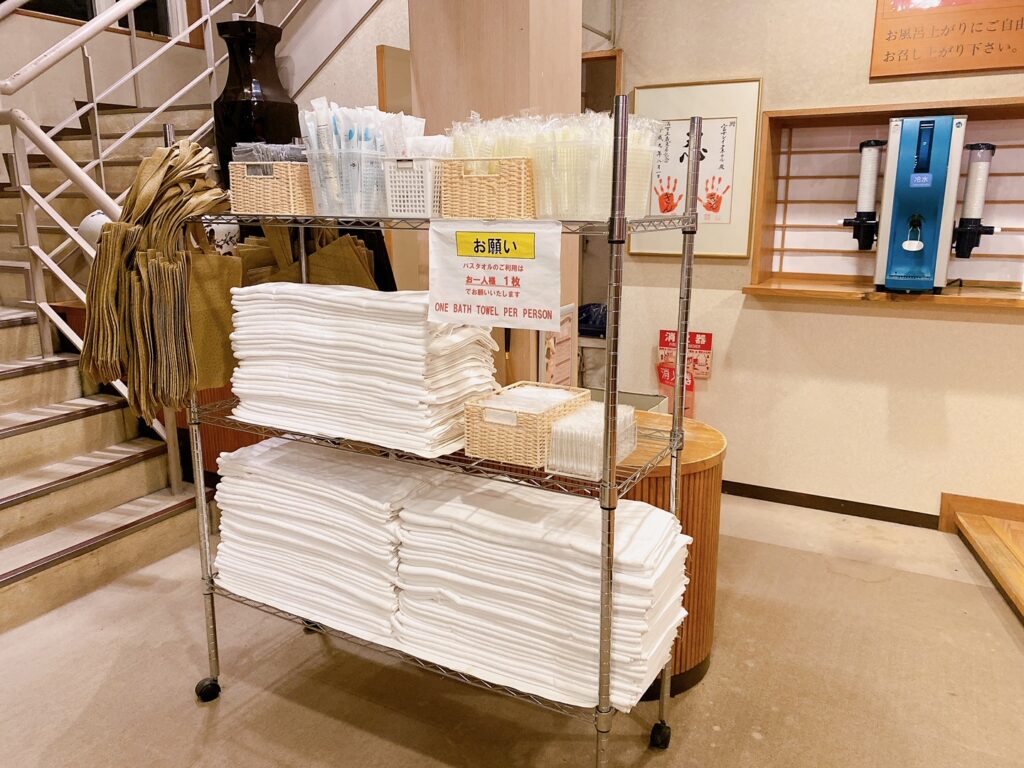富士レークホテル 浴室前のタオルや備品が置いてある場所を撮影した写真