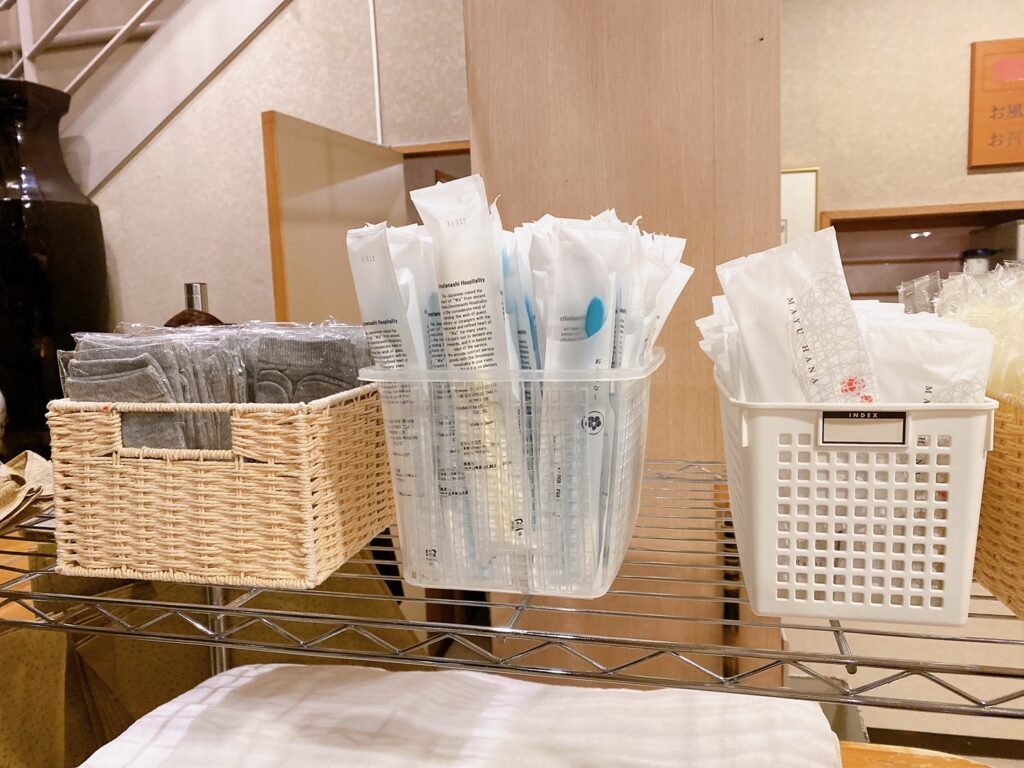 富士レークホテル 浴室前のタオルや備品が置いてある場所を撮影した写真2
