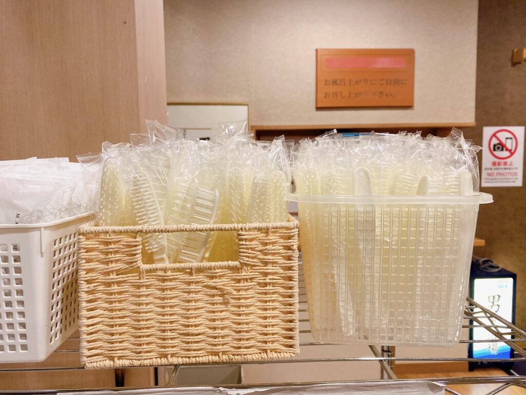 富士レークホテル 浴室前の備品が置いてある場所を撮影した写真